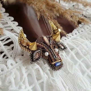 Брошь бычок. Телец брошь. Брошь золотая зодиак. Броши 2021. Телец брошь.