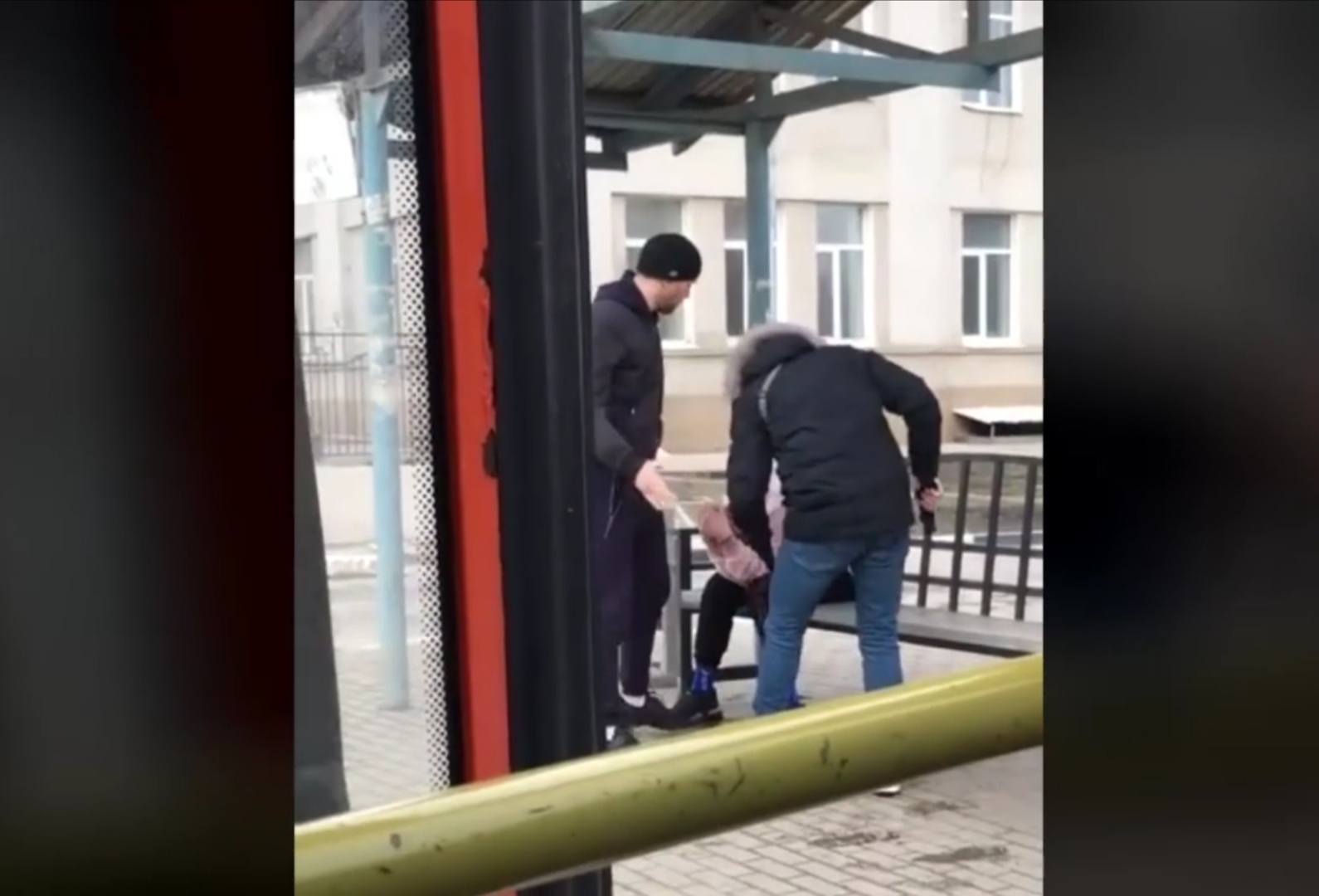 В Белгороде два гопника избили молодого человека за розовые волосы (ВИДЕО 18+)