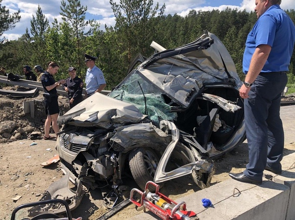 Совершенно жуткая авария в Челябинской области произошла сегодня утром Двое человек погибли, еще семеро пострадали после того, как в стоявшие на светофоре автомобили влетела неуправляемый