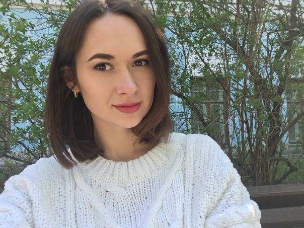 Сниму комнату или двухкомнатную квартиру. Далее подробнее.<br><br>Комната:<br>Ищу комнату в пешей доступности от метро. Интересует низ серой ветки, идеально рядом с метро Нахимовский проспект. Готова рассмотреть и другие районы, если добираться до серой ветки не очень долго.<br>В соседях хочется видеть людей до 35. Пол не важен, главное, чтобы люди были адекватны, чистоплотны, ценили личное пространство и соблюдали тишину по ночам.<br>Бюджет: 17 тыс.<br>Залог желательно разбить.<br><br>2-х комнатная квартира:<br>Рассматриваю вариант съема двухкомнатной квартиры в пешей доступности от метро Марьина роща или Савеловская. Ремонт не «бабушкин». Во второй комнате будет проживать молодой человек. <br>Желаемая дата заселения: 1 июня<br>Бюджет: 45 тыс. (плюс/минус)<br>Залог очень желательно разбить.<br><br>Обо мне:<br>Мне 27 лет, работаю аналитиком со стандартным графиком 5/2. Платежеспособна. Чистоплотная, неконфликтная, уважаю личное пространство.<br><br> Орлова - фото Фото: Сниму комнату или двухкомнатную квартиру. Далее подробнее.<br><br>Комната:<br>Ищу комнату в пешей доступности от метро. Интересует низ серой ветки, идеально рядом с метро Нахимовский проспект. Готова рассмотреть и другие районы, если добираться до серой ветки не очень долго.<br>В соседях хочется видеть людей до 35. Пол не важен, главное, чтобы люди были адекватны, чистоплотны, ценили личное пространство и соблюдали тишину по ночам.<br>Бюджет: 17 тыс.<br>Залог желательно разбить.<br><br>2-х комнатная квартира:<br>Рассматриваю вариант съема двухкомнатной квартиры в пешей доступности от метро Марьина роща или Савеловская. Ремонт не «бабушкин». Во второй комнате будет проживать молодой человек. <br>Желаемая дата заселения: 1 июня<br>Бюджет: 45 тыс. (плюс/минус)<br>Залог очень желательно разбить.<br><br>Обо мне:<br>Мне 27 лет, работаю аналитиком со стандартным графиком 5/2. Платежеспособна. Чистоплотная, неконфликтная, уважаю личное пространство.<br><br> Орлова