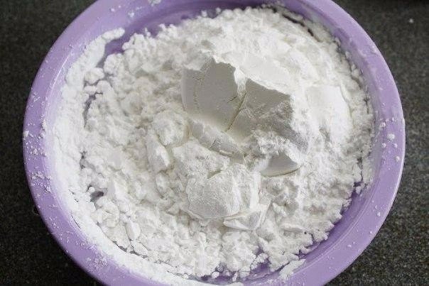 Хoлодный фарфор своими руками Понадобится: 1 стакан кукурузного крахмала 1 стакан клея ПВА 2 ст. ложки уксуса 2 ст. ложки детского лосьона 1) Смешиваем жидкие ингредиенты; 2) Добавляем крахмал;