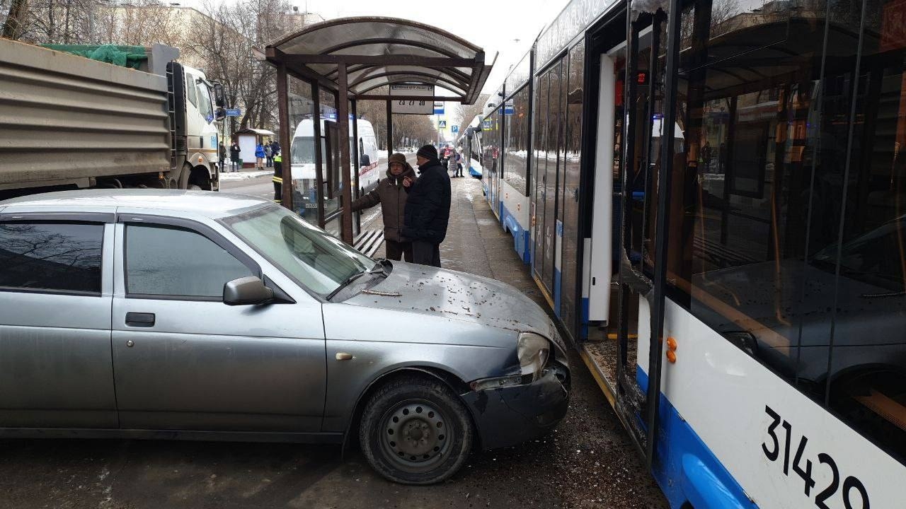Москва.  Водитель легковушки пытался обогнать самосвал, но в итоге врезался в трамвай на улице Зои и Александра Космодемьянских Это картинка
