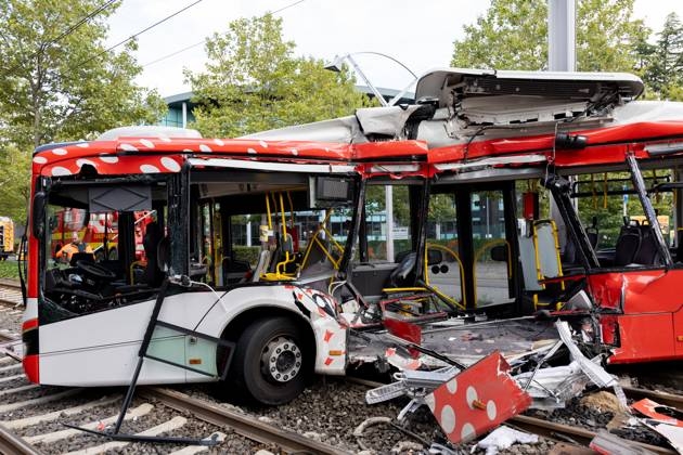 Трамвай столкнулся с автобусом в Бонне (Германия) 9 августа Это картинка