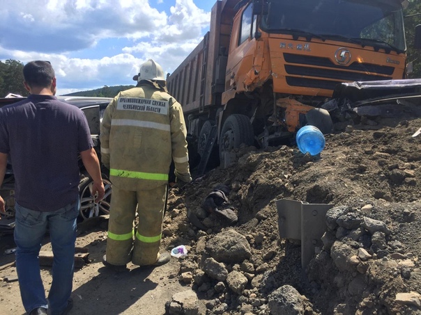 Совершенно жуткая авария в Челябинской области произошла сегодня утром Двое человек погибли, еще семеро пострадали после того, как в стоявшие на светофоре автомобили влетела неуправляемый